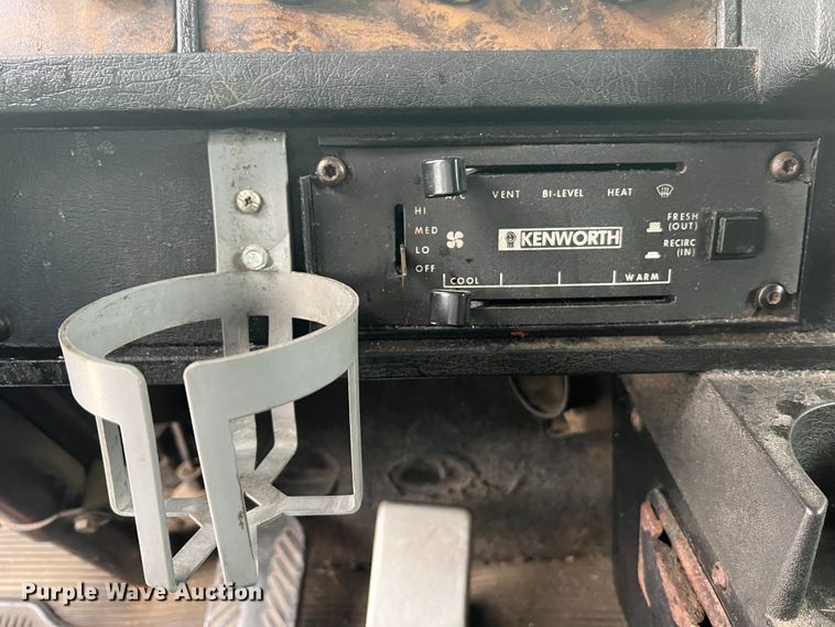 image for item DH8154 1994 Kenworth T800  semi truck