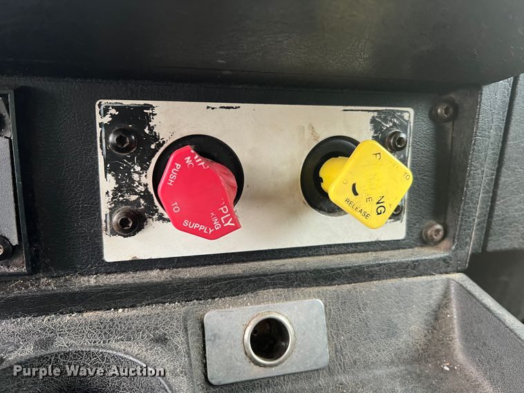 image for item DH8154 1994 Kenworth T800  semi truck