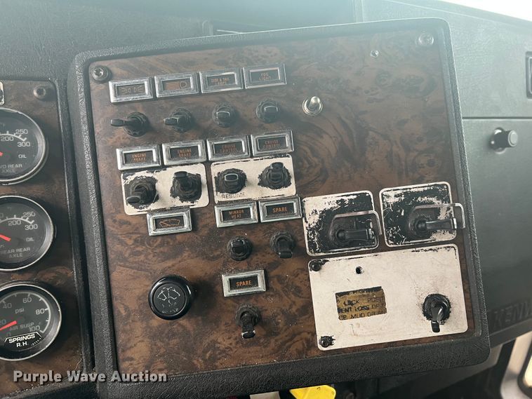 image for item DH8154 1994 Kenworth T800  semi truck