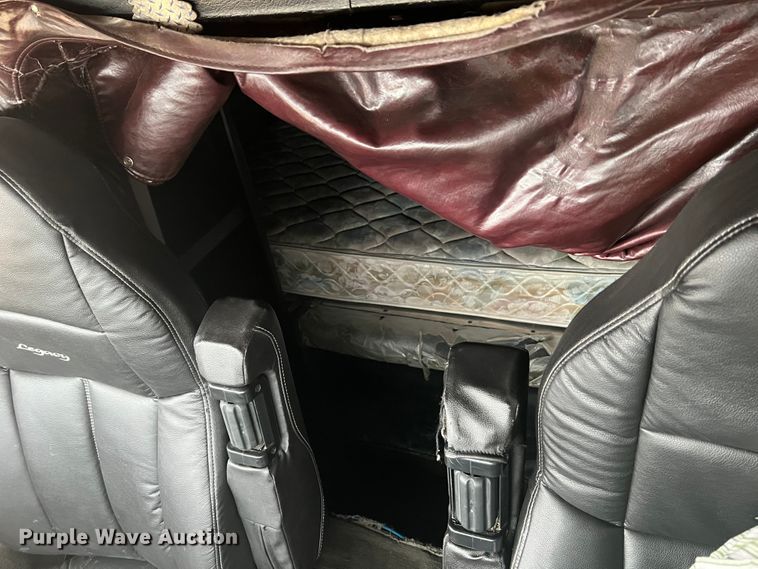 image for item DH8154 1994 Kenworth T800  semi truck