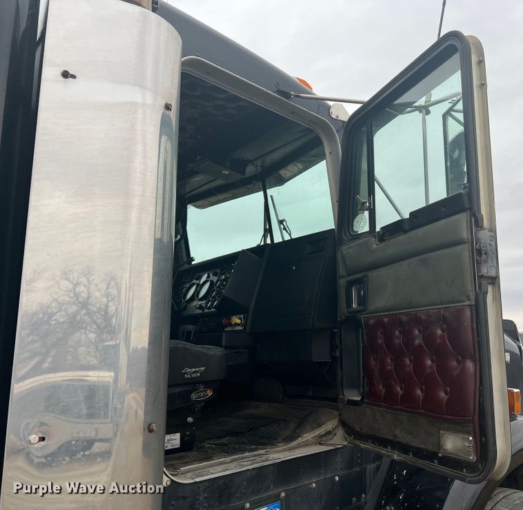 image for item DH8154 1994 Kenworth T800  semi truck