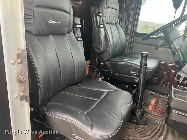 image for item DH8154 1994 Kenworth T800  semi truck