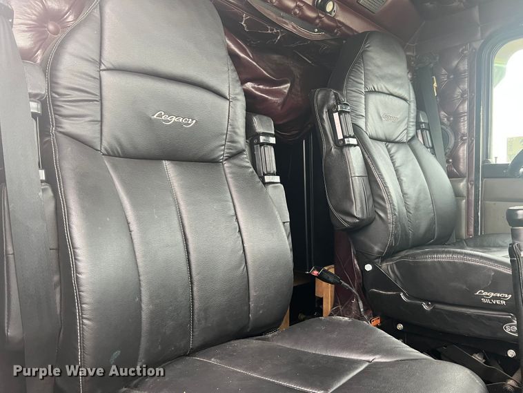 image for item DH8154 1994 Kenworth T800  semi truck