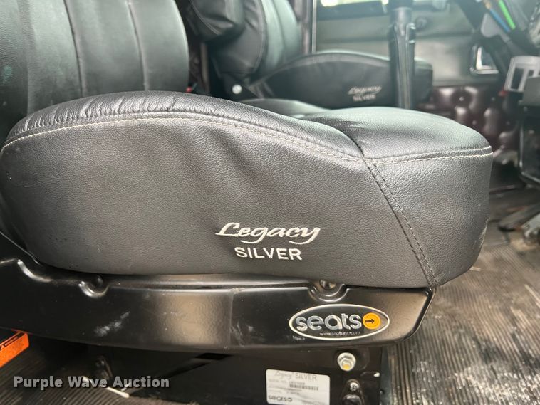 image for item DH8154 1994 Kenworth T800  semi truck