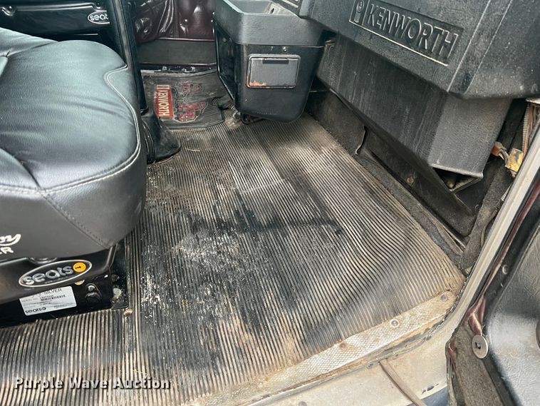 image for item DH8154 1994 Kenworth T800  semi truck