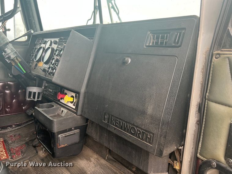 image for item DH8154 1994 Kenworth T800  semi truck