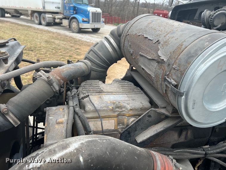 image for item DH8154 1994 Kenworth T800  semi truck