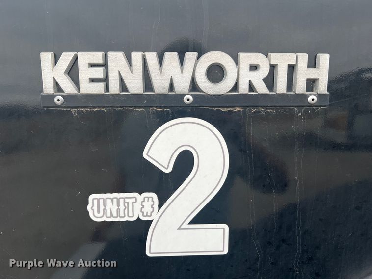 image for item DH8154 1994 Kenworth T800  semi truck