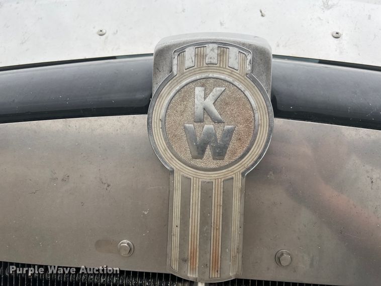 image for item DH8154 1994 Kenworth T800  semi truck