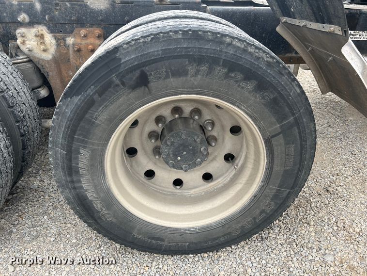 image for item DH8154 1994 Kenworth T800  semi truck