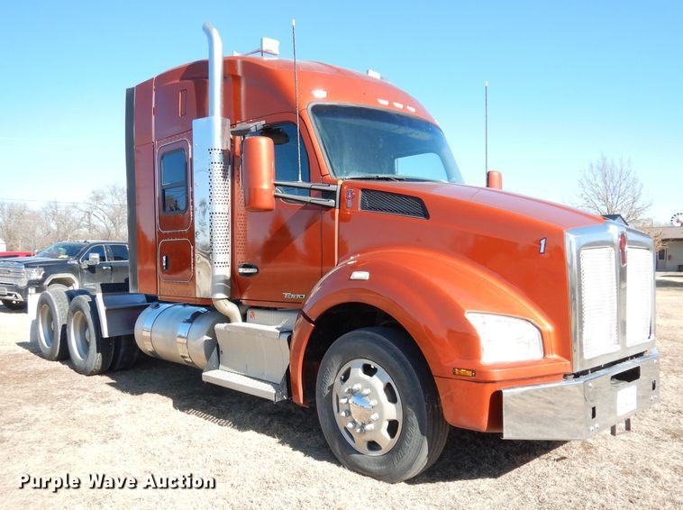 image for item DH8860 2015 Kenworth T880  semi truck