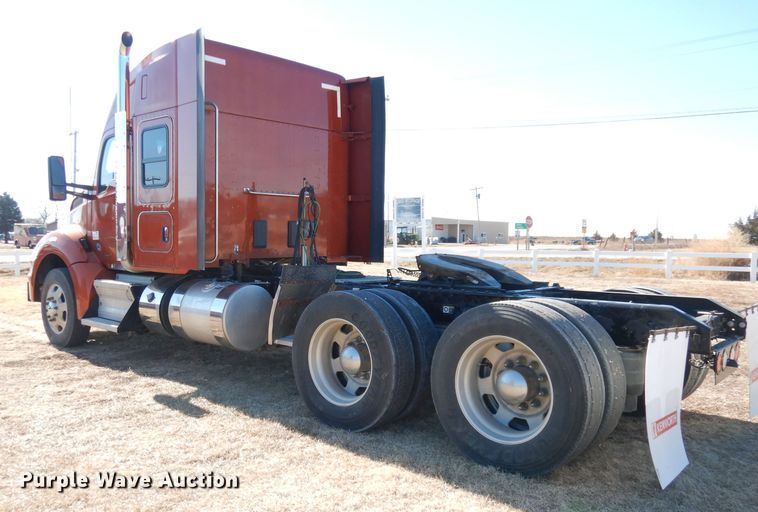 image for item DH8860 2015 Kenworth T880  semi truck