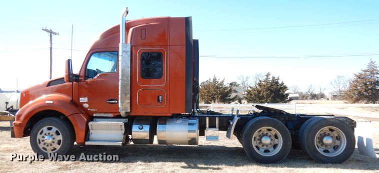 image for item DH8860 2015 Kenworth T880  semi truck