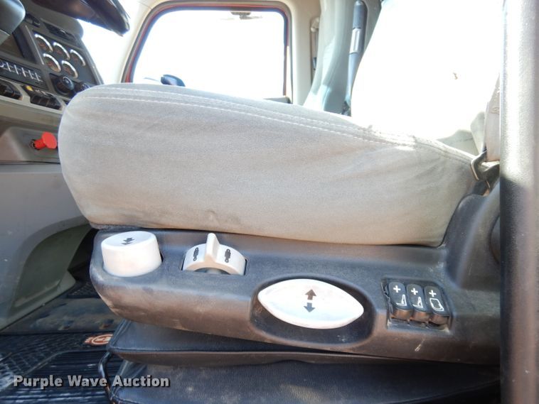 image for item DH8860 2015 Kenworth T880  semi truck