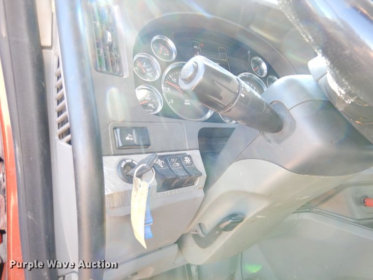 image for item DH8860 2015 Kenworth T880  semi truck