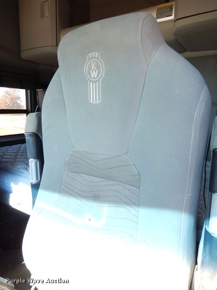 image for item DH8860 2015 Kenworth T880  semi truck