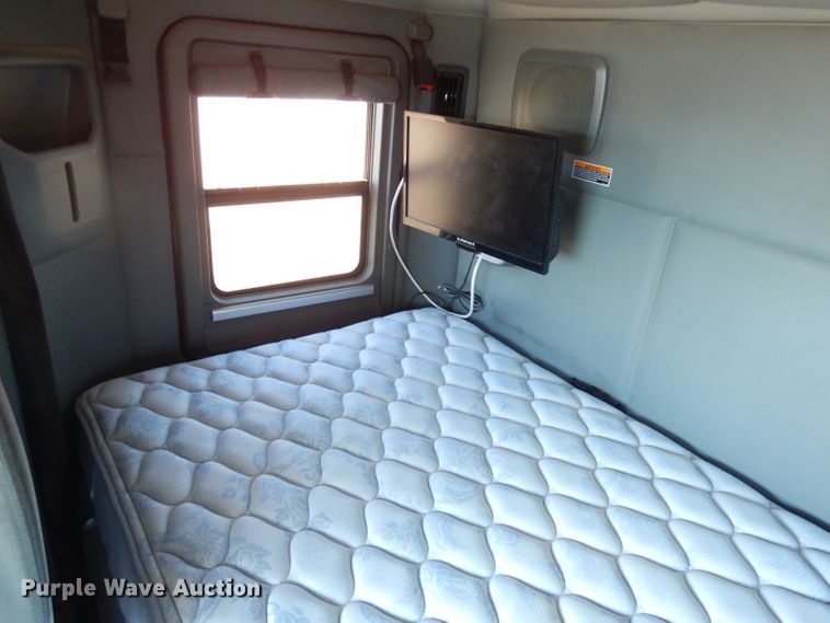 image for item DH8860 2015 Kenworth T880  semi truck