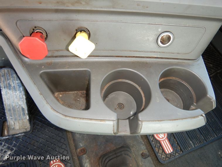 image for item DH8860 2015 Kenworth T880  semi truck