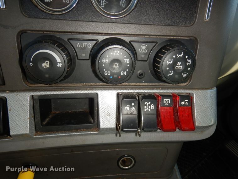 image for item DH8860 2015 Kenworth T880  semi truck