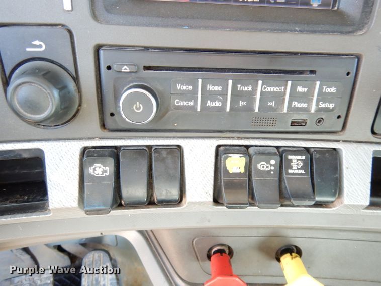 image for item DH8860 2015 Kenworth T880  semi truck