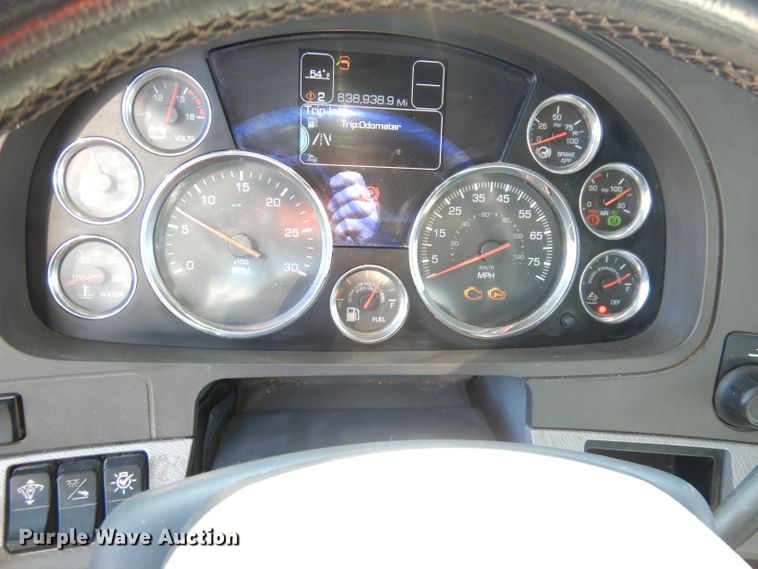 image for item DH8860 2015 Kenworth T880  semi truck