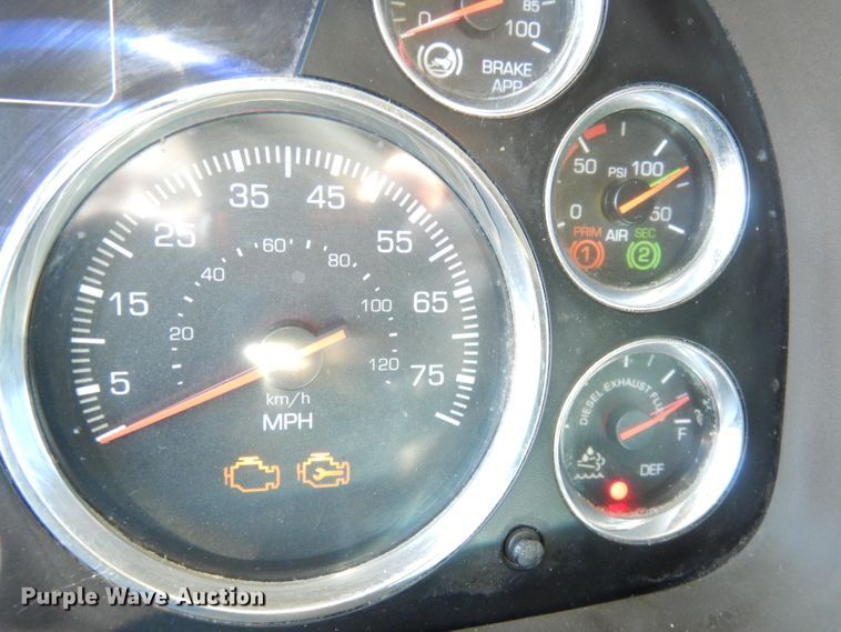 image for item DH8860 2015 Kenworth T880  semi truck