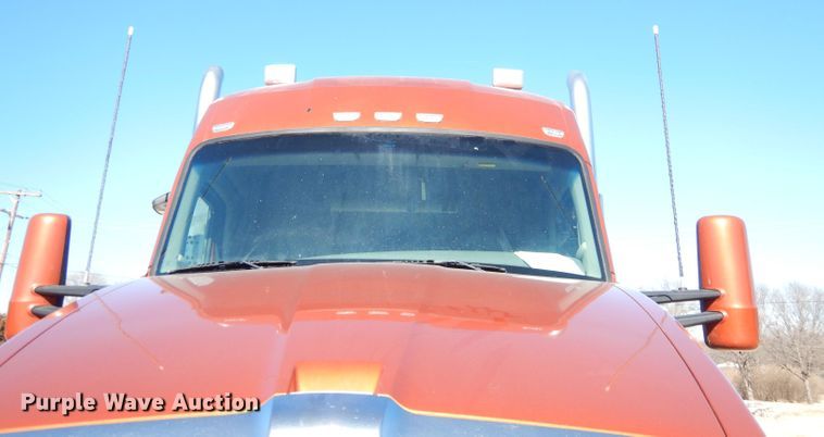 image for item DH8860 2015 Kenworth T880  semi truck