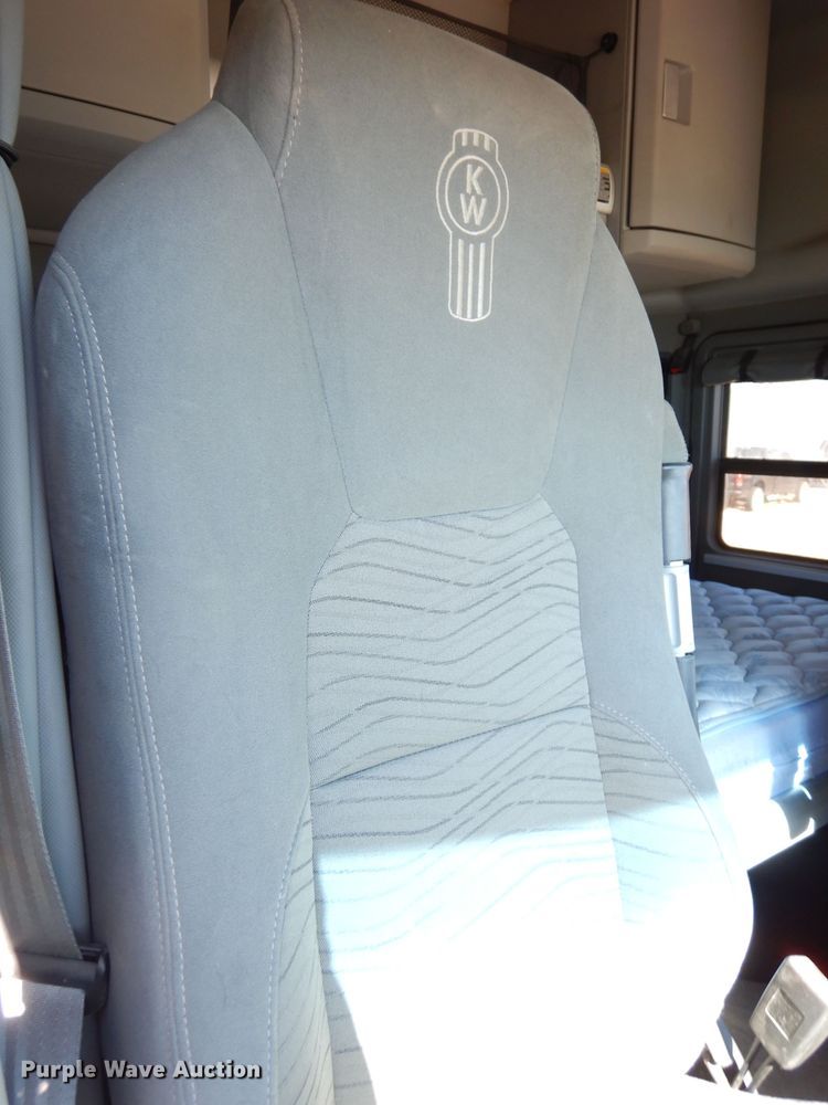 image for item DH8860 2015 Kenworth T880  semi truck