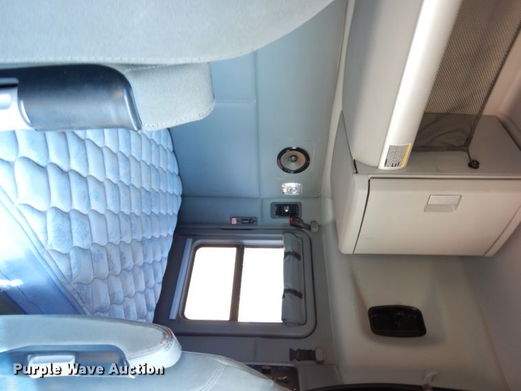 image for item DH8860 2015 Kenworth T880  semi truck