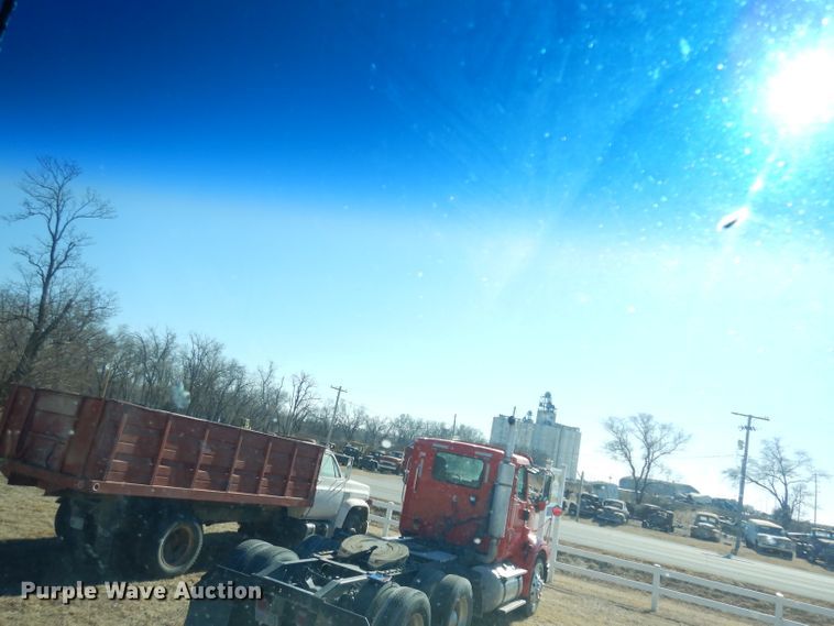 image for item DH8860 2015 Kenworth T880  semi truck