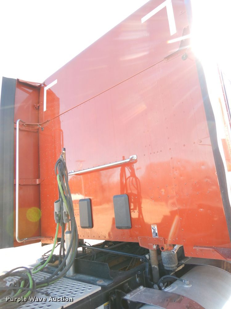 image for item DH8860 2015 Kenworth T880  semi truck