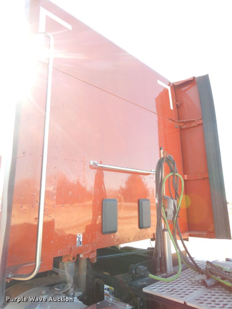 image for item DH8860 2015 Kenworth T880  semi truck