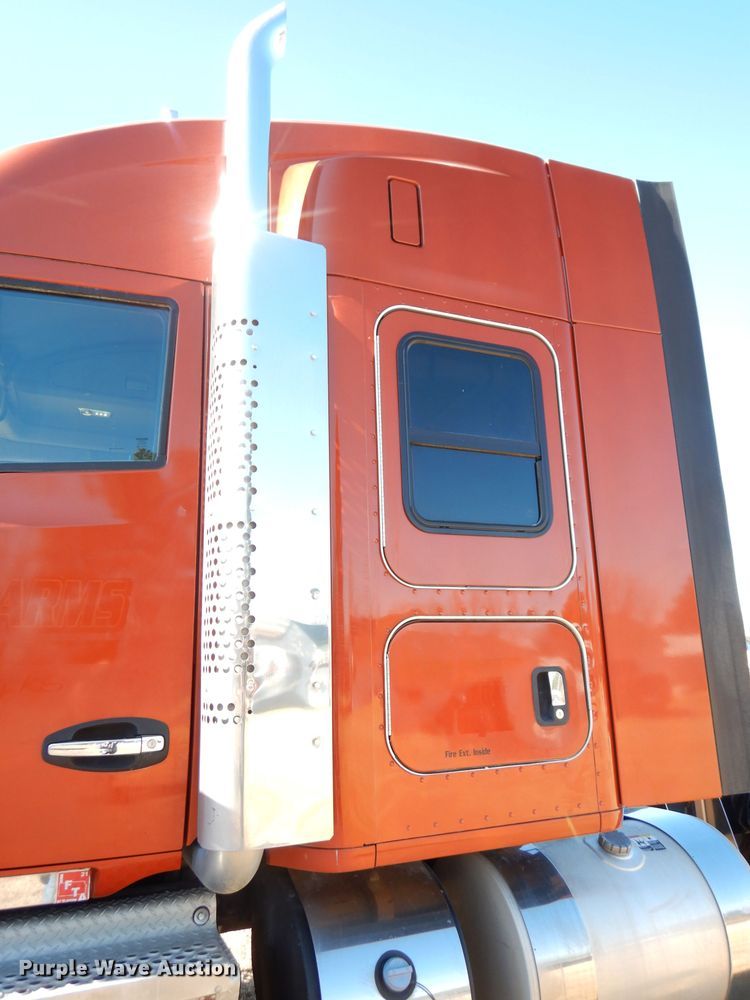 image for item DH8860 2015 Kenworth T880  semi truck