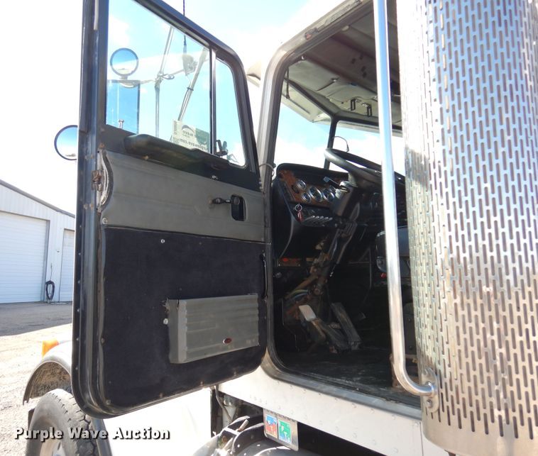 image for item DJ0806 2001 Peterbilt 378  semi truck