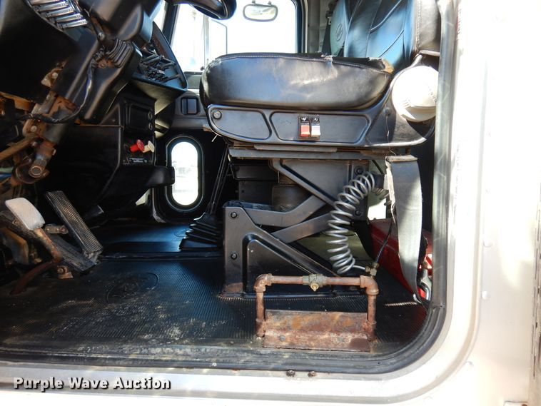 image for item DJ0806 2001 Peterbilt 378  semi truck