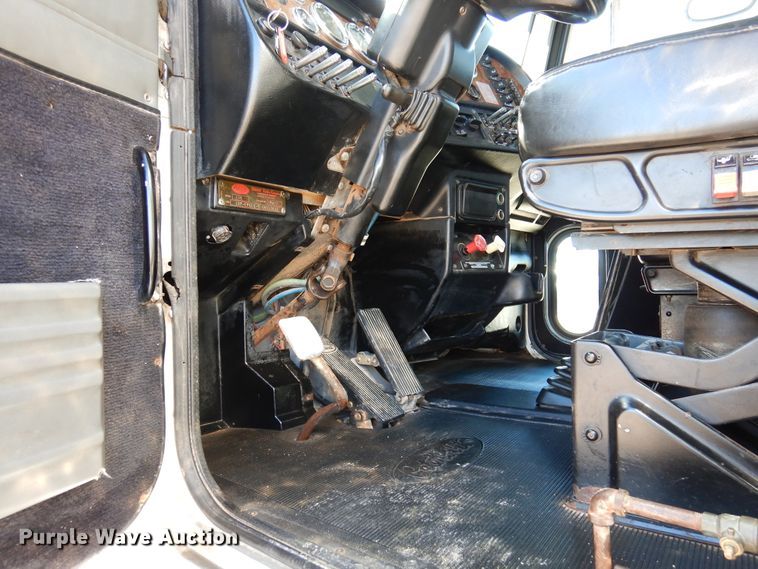 image for item DJ0806 2001 Peterbilt 378  semi truck