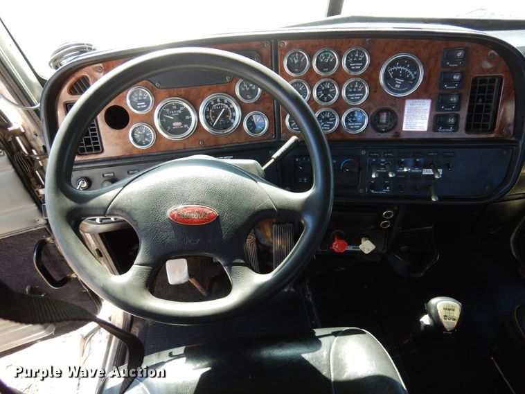 image for item DJ0806 2001 Peterbilt 378  semi truck