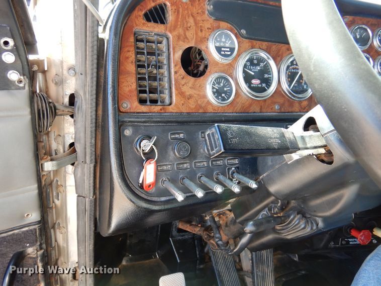 image for item DJ0806 2001 Peterbilt 378  semi truck