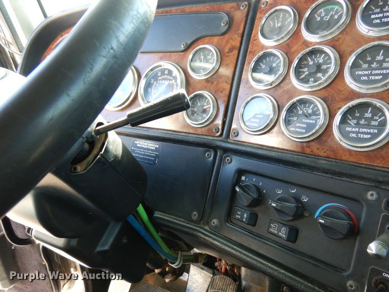 image for item DJ0806 2001 Peterbilt 378  semi truck