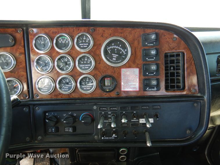 image for item DJ0806 2001 Peterbilt 378  semi truck