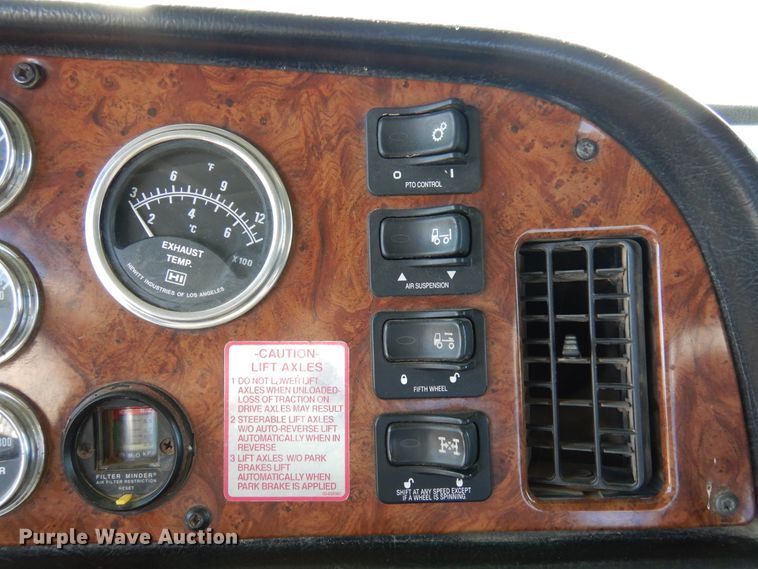 image for item DJ0806 2001 Peterbilt 378  semi truck