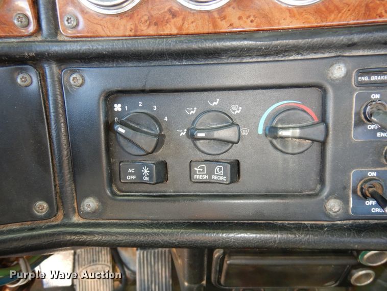 image for item DJ0806 2001 Peterbilt 378  semi truck