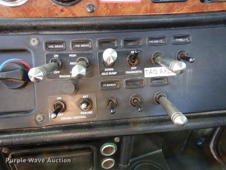 image for item DJ0806 2001 Peterbilt 378  semi truck