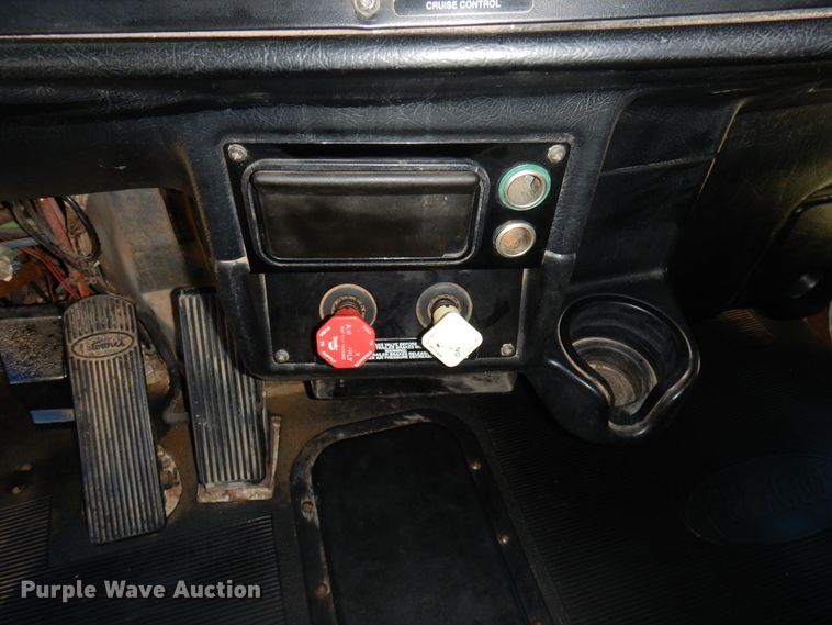 image for item DJ0806 2001 Peterbilt 378  semi truck