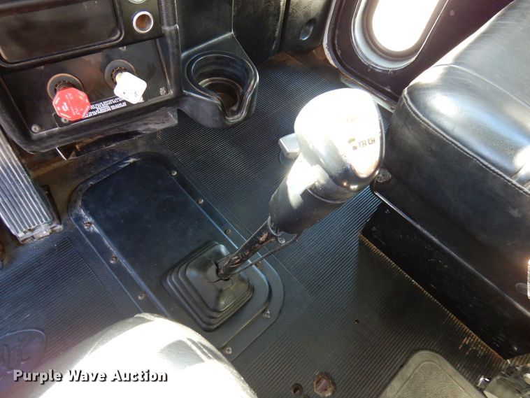 image for item DJ0806 2001 Peterbilt 378  semi truck