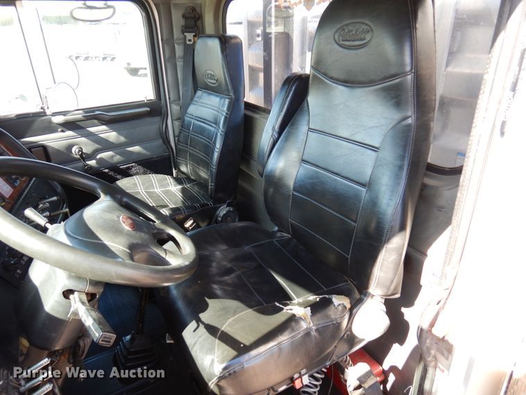 image for item DJ0806 2001 Peterbilt 378  semi truck