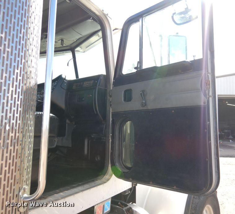 image for item DJ0806 2001 Peterbilt 378  semi truck