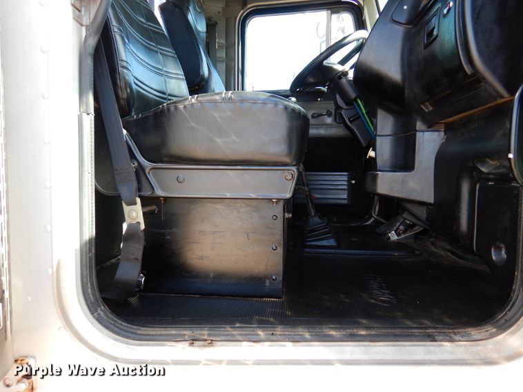 image for item DJ0806 2001 Peterbilt 378  semi truck