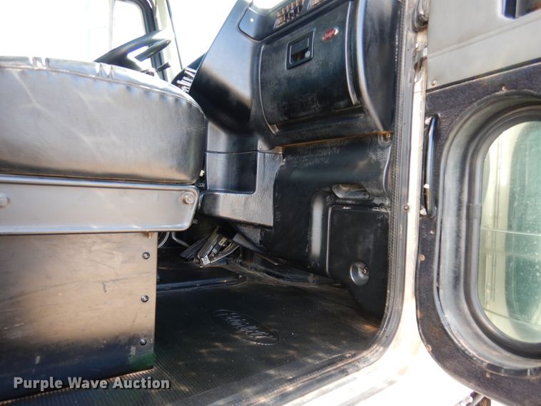 image for item DJ0806 2001 Peterbilt 378  semi truck