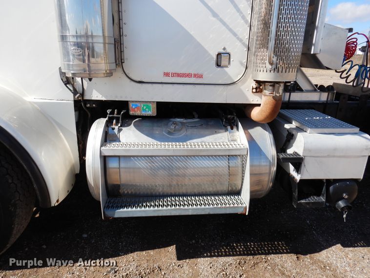 image for item DJ0806 2001 Peterbilt 378  semi truck
